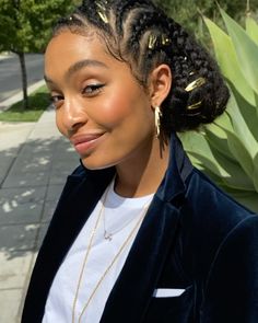 Yara (يارا‎) Shahidi on Instagram: “Hey @nikkinelms x @emilychengmakeup we should film our next hair and makeup sesh😍 #naturalhairstyles 🤸🏾‍♀️ @bobbibrown” Zendaya Dreads, Jorja Smith Braids, Zendaya With Braids, Yara Shahidi Makeup, Art Poses, Natural Hair Styles, Dreadlocks