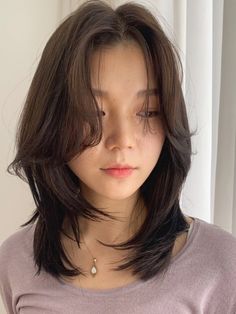 Korean Hairstyle Women Short Korean Hairstyles For Women, Middle Haircut Korean, Korean Short Haircut For Women, Asian Layered Hair Medium, Short Haircut Korean, Short Hairstyle Women Korean, Short Hairstyle Women Asian, Korean Haircut Short, Korean Haircut Women