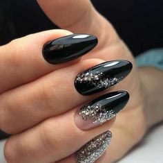 Manicure Black Nails Glitter Design, Chip Nails, Black Almond Nails, Black Nails With Glitter, Nagel Design, Nails With Glitter, January Nails, Smink Inspiration, Black Nail Designs