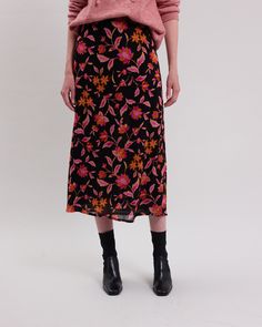 Women's long skirt with elastic waist in viscose satin with floral print. Black lining in the same fabric. Viscose Skirt, Womens Long Skirt, Orange Floral Print, Fashion Fall, Style Chic, Black Orange, Long Skirt, Summer Collection, Orange Black