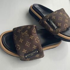 The Louis Vuitton Pool Pillow Flat Comfort Mules are a true summer essential. They Feature wide front straps in Louis Vuitton's instantly recognisable Monogram nylon with a soft down filling. This new season style adds the Louis Vuitton badge to the strap. All items are brand new & 100% authentic. DETAILSCacao BrownMonogram nylonDown fillingAnatomic insoleTreaded micro outsoleMade in Italy Need assistance? Use our Sourcery service or speak to a member of our team via WhatsApp Pool Pillow, True Summer, Mens Travel Bag, Homewares Shop, Summer Essential, Timeless Handbag, Luxe Fashion, Bags Designer Fashion, Exclusive Bag