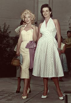 Мерелин Монро и Джейн Рассел на Голливудской аллее славы. Marilyn Monroe And Jane Russell, Stile Pin Up, Klasik Hollywood, Jane Russell, Glamour Vintage, Mae West, Gene Kelly, Marilyn Monroe Photos