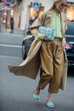 Green Wool Coat Outfit, Wool Coat Outfit, Green Wool Coat, Mode Editorials, Leonie Hanne, London Fashion Weeks, Quirky Style, Paris Mode, Coat Outfit