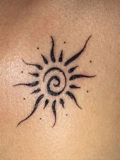 spiral sun tattoo A Sun Tattoo, Tattoo Main, Tattoo Sonne, Spiral Tattoos, Cute Henna Tattoos, Hippie Tattoo, Sun Tattoo Designs, Henna Inspired Tattoos, Free Tattoo Designs