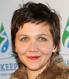 Maggie Gyllenhaal Hair Pixie, Maggie Gyllenhaal Hair, Pixie Fashion, Maggie Gyllenhaal, Hair Pixie, Pixie Haircuts, New Haircuts, Gray Hair, Short Haircuts