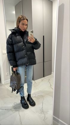 Women Puffer Jacket, Autumn Street, Puffer Jacket Outfit, Oversized Puffer Jacket, Oversized Puffer, Fashion Silhouette, Uni Outfits, Puffer Jacket Women