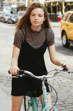 90s Outfit, School Style, Mode Inspiration, Looks Vintage, Street Styles, Outfits Casuales