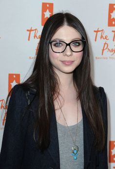 Michelle Trachtenberg #GirlsWhoWearGlasses Hairstyles For Glasses Wearers, Celebrities With Glasses, Roselyn Sanchez, How To Become Pretty, Amazing Hairstyles, Hairstyles With Glasses, Michelle Trachtenberg, Winter Typ