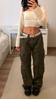 Outfits Y2k Streetwear, Subversive Outfit Ideas, Gorpcore Outfit Ideas, Black Cropped Long Sleeve Outfit, Streetwear Outfits Girl, Outfit Ideas Acubi Fashion, Outfit Ideas Gorpcore, Cargo Style Outfit Ideas, Alt Pants Outfit