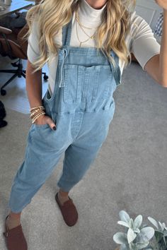 Unleash your inner cool with our Amy Knot Strap Overalls! These relaxed fit overalls feature a faded mineral wash and a knotted adjustable strap for a touch of unique style. With a boyfriend fit and side pockets, you'll have both comfort and functionality. A must-have denim piece for your wardrobe! 97% Cotton 3% Spandex SIZING: Model is 5'4" wears a size 5 and is modeling the small. Small 2-4 Medium 6-8 Large 10-12 MEASUREMENTS: SIZE STRAP LENGTH INSEAM Small 1.5" 22.5" 23.5" Medium 1.5" 23" 24" Jean Romper, Hair Socks, Poncho Tops, A Boyfriend, Jumpsuit Shorts Rompers, Short Jumpsuit, Knee Length Dresses, Boyfriend Fit, Cardigan Jacket