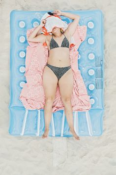 "A la plage" - Tan Tourist -  Phtography by Tadao Cern Marlene Dumas, Beach Pink, Photography Series, Photographs Of People, Online Photography, Photography Gallery, Cindy Crawford, Photo Series, Photo Projects