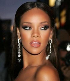 Rihanna Style Aesthetic, Rihanna Natural Makeup, 2000s Glam Makeup, 2000s Natural Makeup, Rihanna Aesthetic 2000s, Scorpio Makeup Aesthetic, Rnb Makeup, 2000 Makeup Look, 2000s Makeup Aesthetic