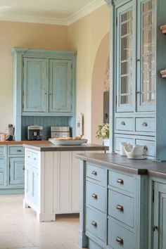 Bright, elegant kitchen with white cabinets, warm wood tones, and brass hardware, showcasing a timeless, sophisticated design. #TheKitchen #AKitchen #WhiteKitchenCabinets #KitchenCabinetColorIdeas Bright Airy Kitchen, Airy Kitchen