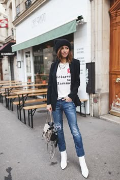 Black Jeans White Boots, White Boots Outfit Ankle Booties, White Boots Street Style, Outfits With White Boots, White Ankle Boots Outfit, White Booties Outfit, Womens White Boots, Pretty Winter Outfits