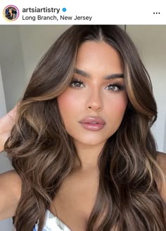 Beige Brunette Hair Balayage, Brown Glaze Hair Brunettes, Lived In Color Brunette, Front Blond, Blonde Hair Trends, Hair Color For Brown Skin, Gorgeous Hair Color