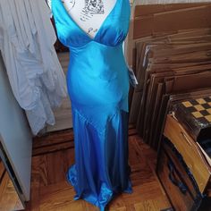 Niki Livas Prom Dress/Evening Gown Blue Velvet Long Dress, Early 2000 Fashion, Velvet Dress Long, Long Gowns, Prom Dress Evening, 2000 Fashion, Long Blue Dress, Next Dresses, Black Dress Formal