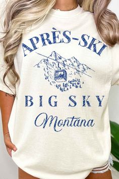 APRES SKI BIG SKY MONTANA OVERSIZED GRAPHIC TEEPREMIUM COTTONOVERSIZED FIT White T-shirt For Outdoor Winter Activities, Casual Winter Skiing Tops, Trendy Graphic Print Tops For Outdoor Activities, Sporty Crew Neck Top For Ski Season, Casual Skiing Tops, Casual Graphic Print Top For Skiing, White Tops With Text Print For Outdoor Activities, Sporty Crew Neck Skiing Tops, Crew Neck Tops For Ski Season