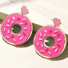 Adorable Donut Earrings. Great Quality And Super Funky Fun! Heart Donut, Donut Earrings, Donut Gifts, Donuts Earrings, Sprinkle Donut, Valentines Earrings, Pink Donuts, Food Earrings, Chic Earrings