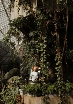 A bride and groom kiss surrounded by luscious green plants and brutalist architecture posing for their wedding photography Atlanta Botanical Garden, Belle Isle, Botanical Wedding, Wedding Los Angeles, Seattle Wedding, Intimate Weddings, Wedding Photoshoot, Intimate Wedding