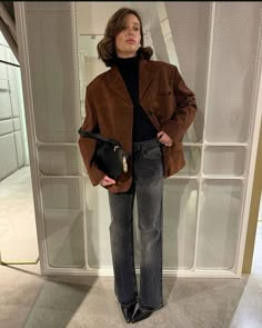 Capsule Wardrobe Minimalist, Wardrobe Minimalist, Aesthetics Fashion, High Fashion Runway, Fashion Trend Forecast, Belle Silhouette, 2025 Fashion Trends, Style Evolution, Easy Winter Outfit