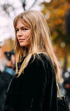 Anna Ewers Hair, Baby Bangs Long Hair, Outfits Minimal, Goldie Locks, Trending Looks, Anna Ewers, Minimalist Street Style, Short Dark Hair, Jon Kortajarena