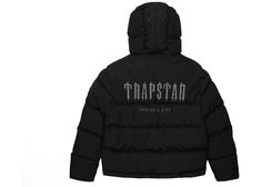 Acabo de empezar a seguir este producto en StockX: Trapstar Decoded 2.0 Hooded Puffer Jacket Black Winter London, Quilted Outerwear, Hooded Puffer Jacket, Retro Logo, Hot Sneakers, Embroidered Jacket, Short En Jean, Padded Jacket, Men Winter