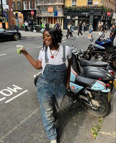 Overall 90s Outfit, 90s Overalls Outfit Women, Crochette Aesthetic, Overalls Black Women, 90s Fashion Black Women Overalls, Black Women Thrifted Outfits, 2000s Fashion Outfits Overalls, Overalls Outfit Black Women, Black Summer Streetwear Overalls