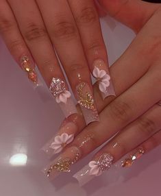 Quinceanera Rose Gold Theme Nails, Gold Pink Nails Acrylic, Quinceañera Short Dresses, Pink And Rose Gold Nail Ideas, Royal Pink Nails, Quince Nails Ideas, Pink Quince Nails With Butterflies, Pink And Gold Flower Nails, Extra Quince Nails