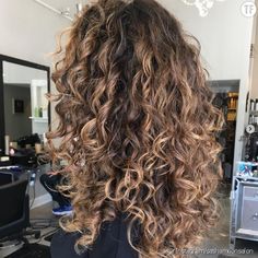 Ribbon Balayage, la tendance des mèches qui ne font pas plouc Curly Hair Updo Wedding, Naturally Curly Hair Updo, Long Natural Curly Hair, Short Natural Curly Hair