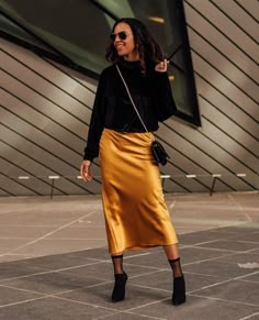 Silk Slip Skirt, Hollow Sweater, Gold Skirt, Estilo Chic, Looks Street Style, Skirt Midi