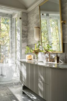 Ever dreamt of your bathroom smelling like a serene spa? These 15 simple ideas will help you create a fresh, fragrant retreat right at home! From aromatherapy diffusers to fresh eucalyptus bundles and scented candles, these tips will fill your space with calming, luxurious scents. Discover how to turn your bathroom into a daily escape with these easy, spa-inspired hacks. Explore the blog post for all the details!