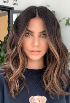 Women Hair Styles 2022, Brown Hair 2023 Trends Women, Winter Brown Hair Balayage, Tia Booth Hair Short, Brown Hair Colors 2023 Trends, On Trend Hair 2022, What Hair Color Is Best For Green Eyes, Lob Color Ideas, Fall 2022 Haircuts For Women