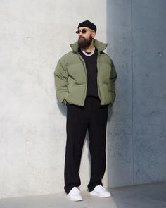 Olive Green Puffer Jacket Outfit Men, Gilet Men Outfits, Winter Street Wear Men, How To Style A Green Jacket, Winter Looks Men, Puff Jacket Outfit Men, Green Puffer Jacket Outfit Men, Style 2024 Trends, Men Puffer Jacket Outfit