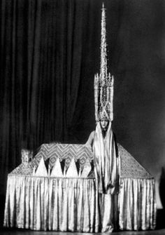 an elaborately designed bed is shown in this black and white photo from the early 1900's