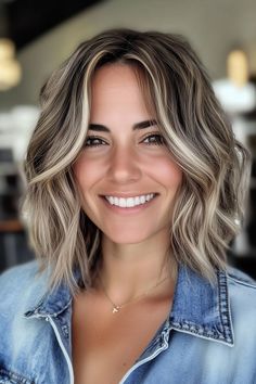 Woman with a voluminous lob haircut that adds thickness to thin hair Voluminous Lob, Textured Lob, Best Haircuts, Hairstyles And Haircuts, Latest Hairstyles, Cool Haircuts, Short Cuts, Best Hairstyles, Hair Looks