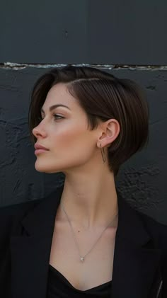 28 Chic Sleek Hairstyles For Women Over 40 In 2024 Pixie Cut Hairstyle Ideas, Short Hairstyle Pixie, Classy Pixie Haircut, Short Hairstyles Straight Hair, Pixie Hairstyle Women, Long Face Short Hair, Feminine Short Hair, Bob Pendek