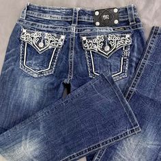 measurements: - size 29 - 15.5 inch waist - 40 inch length - 31 inch inseam - 7.5 inch rise Grunge Mcbling, Ideal Aesthetic, Holiday Finds, Casual Grunge, Jeans Bootcut, Womens Jeans, Fancy Dresses, Miss Me, Bootcut Jeans