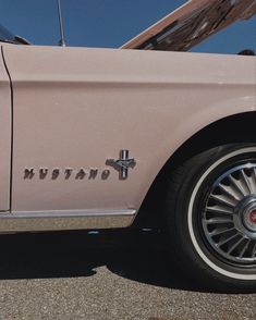 vintage pink mustang aesthetic Mustang Vintage Aesthetic, Pink Mustang Aesthetic, Mustang Asthetic Picture, Old Mustang Aesthetic, Vintage Mustang Aesthetic, White Mustang Aesthetic, Mustang Aesthetic, Pink Vintage Car, Macbook Backgrounds