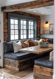 Small Cabin Interiors, Breakfast Nook Ideas, Casa Clean, Nook Ideas, Rustic Kitchen Design, Cabin Interiors, Kitchen Nook, Farmhouse Interior, Farmhouse Style Kitchen