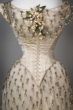 ~ Wedding Dress Detail With Net Lace & Drop Pearl Beads ~ (1887) Victorian Wedding Dress, 파티 드레스, Victorian Wedding, Antique Clothing, Moda Vintage, Mega Man