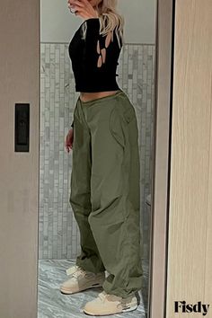 Fisdy - Pantalones rectos de cintura media en negro liso con estilo callejero informal, bolsillo de parche y corte holgado Sweatpants Chic, Celana Kargo, Streetwear Joggers, Y2k Cargo Pants, Sweatpants Streetwear, Streetwear Cargo Pants, Celana Fashion, Cargo Pants Streetwear, White Cargo Pants