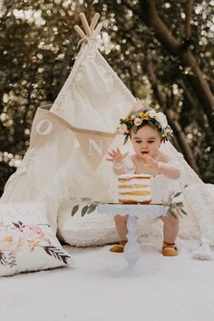 Boho 1st Birthday Pictures, Diy Cake Smash Backdrop, Outdoor Cake Smash, First Birthday Photography, Smash Cake Girl, Baby Cake Smash