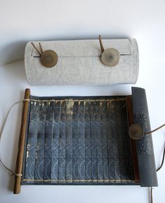 an old weaving loom with two wooden handles and some metal knobs on it