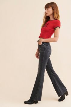 Rent 70's High Rise Flare Jeans from Nuuly. Pick 6 items for $98/month. Free shipping + returns. Black Flare Jeans Outfit, 70s Flare Jeans, Flare Jeans Outfit, Wide Leg Jeans Outfit, Black Flare Jeans, Brown Flares, Outfit Retro, High Rise Flare Jeans, Fall 24