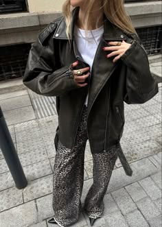 Mode Gossip Girl, Leopard Print Outfits, Leopard Outfits, Paris Mode, Winter 23, Outfit Jeans, Looks Street Style, Print Pants