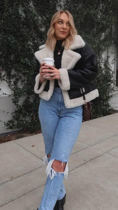 Shearling Jacket Women Outfit, Fleece Lined Jacket Outfit, Philly Outfit Winter, Cold Weather Outfits Elegant, Leather And Sherpa Jacket Outfit, Leather Jacket Fur Collar Outfit, Denver Winter Fashion, Winter Sherpa Outfit