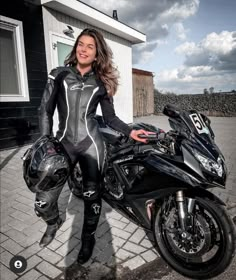 Biker Chick Outfit, Biker Girl Outfits, Motorcycle Leathers Suit, Girls On Bike, Biker Chick, Motorcycle Women