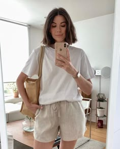 Comfy Minimalist Outfit Summer, Minimal Casual Outfit Summer, Supermarket Outfit Casual, Casual Summer Drinks Outfits, Laidback Summer Outfit, Summer Outfit Minimalistic, Summer Fashion Minimalist, Artistic Summer Outfits, Easy Summer Outfits Casual Chic