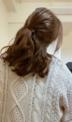 Classic Medium Haircut, Hairstyles For Autumn 2024, Shoulder Length Hair Inspo Aesthetic, Brown Half Up Half Down Hair, Medium Brown Hair Hairstyles, Short Brown Hair Half Up Half Down, Medium Length Fall Hairstyles, Brown Wavy Hair Half Up Half Down, Short Brown Hair Haircuts