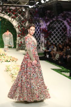 Varun Bahl has always been consistent with his work - his powerful floral vintage garden theme was a sure-fire winner last year. And now, he upped the ante with some great ideas and recreated those florals with a new touch.... Lehenga Floral, Varun Bahl, Floral Couture, Indian Wedding Gowns, Gown Pattern, Indian Bridal Wear, Indian Gowns, Pakistani Bridal Dresses, Indian Weddings